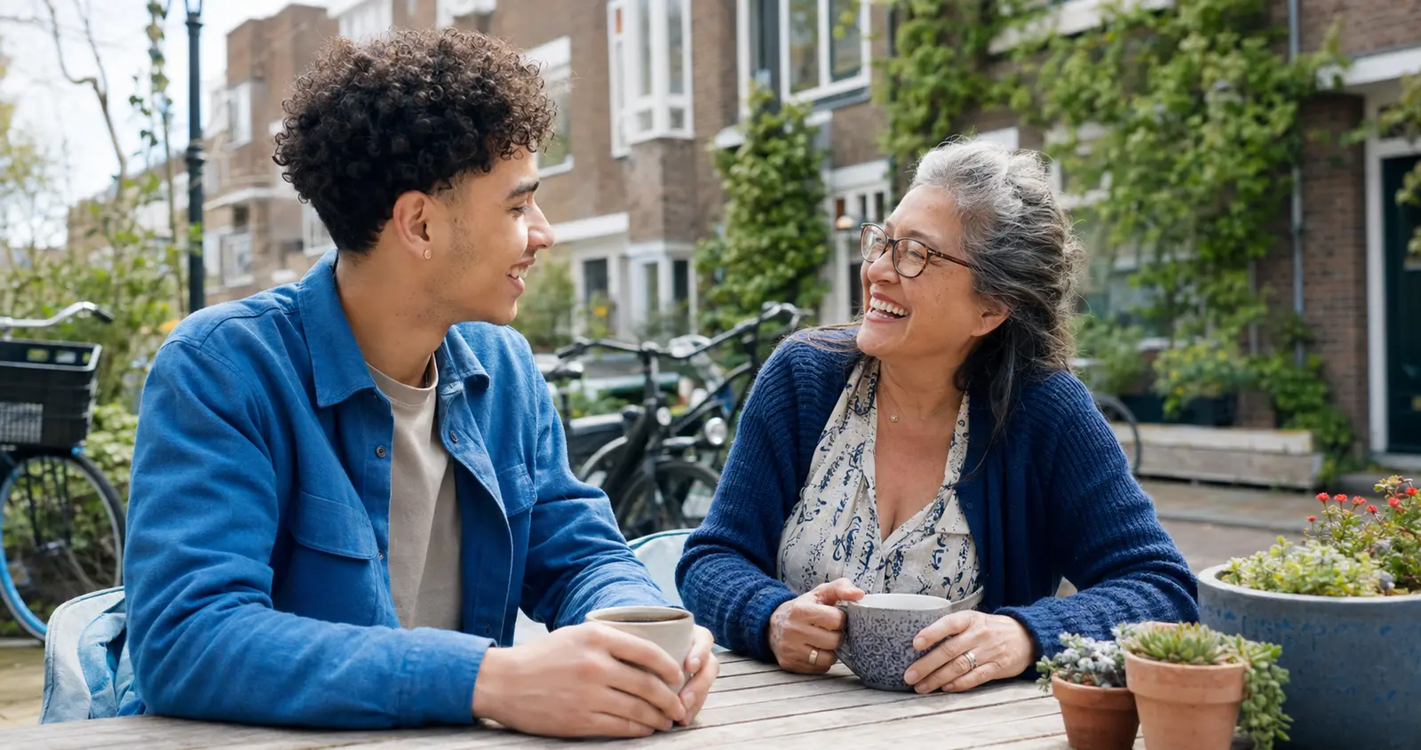 Een jongere en een oudere in een ontspannen gesprek in de wijk